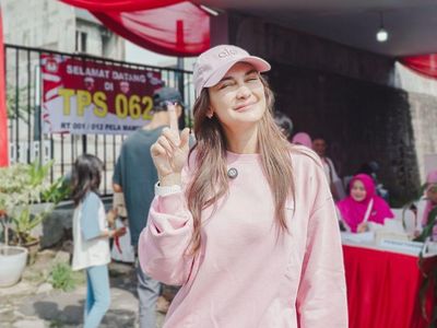 Gaya Santai Luna Maya saat Nyoblos di TPS Jadi Sorotan: Tetap Cantik