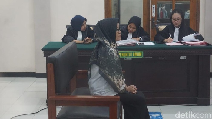 Mami cece saat menjalani sidang
