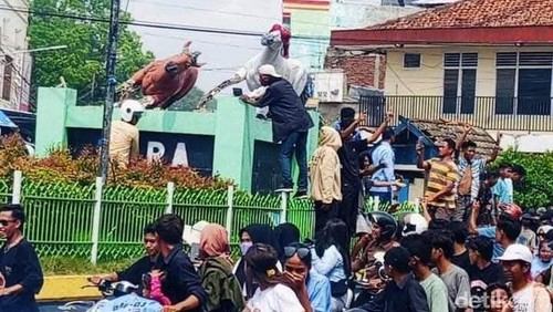 Massa pendukung BBF-DJ merusak patung kuda ikonik Dompu saat konvoi, Kamis (28/11/2024).