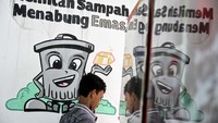 Bermula dari warga yang merupakan nasabah setia mengumpulkan sampah-sampah kering nonorganik seperti botol plastik, tutup botol, galon dan kardus, lalu membawanya ke bank sampah tersebut. Setiap bagian limbah yang telah dipilah itu ditimbang dengan teliti dan dihargai Rp 1.000 hingga Rp 11.000 per kilogramnya sesuai jenis sampahnya. Hasilnya kemudian dicatat dalam buku tabungan sederhana dan dikonversikan menjadi rupiah oleh para petugas bank sampah.