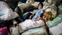 Selain memberikan keuntungan dari sisi ekonomi, bank sampah itu juga menularkan pengetahuan tentang bagaimana seharusnya mengelola sampah. Semuanya itu merupakan pelajaran berharga tentang cinta pada lingkungan. Secara bertahap mereka yang datang ke sana mulai menyadari bahwa setiap sampah plastik, botol kaca, kertas dan sebagainya adalah sebuah tanggung jawab demi lingkungan.