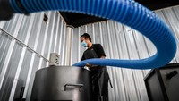 Untuk menjalankan bank sampah itu Umi Tutik dibantu tiga relawan muda dari kalangan mahasiswa yang menjalani tugas mereka dengan penuh semangat dan seorang sopir yang tak hanya mengemudi tetapi juga bekerja serabutan.