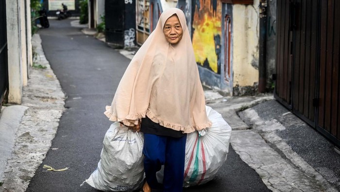 Menabung sampah memanen rupiah Pekerja membawa karung berisi sampah plastik untuk didaur ulang menjadi bahan kerajinan di rumah produksi Bank Sampah Budi Luhur, Tangerang.