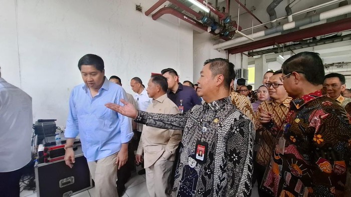 Menteri Perumahan dan Kawasan Permukiman Maruarar Sirait bersama dengan Menteri Dalam Negeri RI Tito Karnavian, Wakil Menteri Sosial Agus Jabo Priyono, dan Penjabat (Pj) Gubernur DKI Jakarta Teguh Setyabudi di Rusun Pasar Rumput.