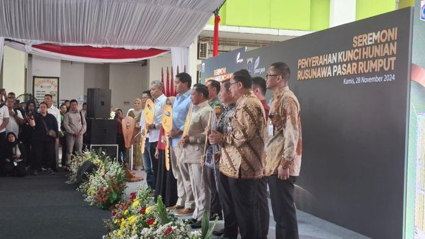 Menteri Perumahan dan Kawasan Permukiman Maruarar Sirait bersama dengan Menteri Dalam Negeri RI Tito Karnavian, Wakil Menteri Sosial Agus Jabo Priyono, dan Penjabat (Pj) Gubernur DKI Jakarta Teguh Setyabudi di Rusun Pasar Rumput.