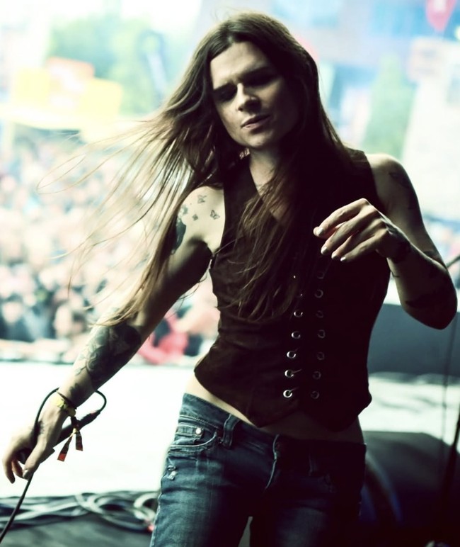 Baru-baru ini, Mina mengungkapkan bahwa ia telah ‘sembuh’ dari disforia gendernya dan memutuskan untuk menjalani proses detransisi atau kembali menjalani gendernya sebagai pria. Foto: dok. Instagram @minacaputo