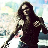 Baru-baru ini, Mina mengungkapkan bahwa ia telah ‘sembuh’ dari disforia gendernya dan memutuskan untuk menjalani proses detransisi atau kembali menjalani gendernya sebagai pria. Foto: dok. Instagram @minacaputo