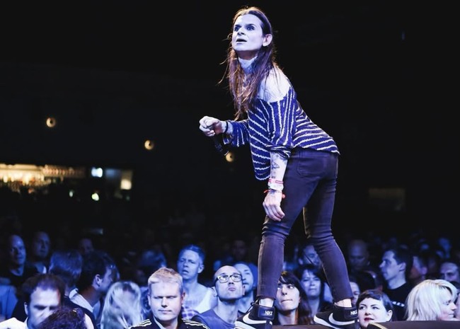 Mina Caputo, vokalis band rock alternatif Life of Agony, baru-baru ini membagikan perjalanan hidupnya yang penuh lika-liku dalam menemukan jati diir. Lahir sebagai pria 50 tahun lalu, Mina sempat memutuskan menjadi wanita transgender kini ingin kembali menjadi laki-laki. Foto: dok. Instagram @minacaputo