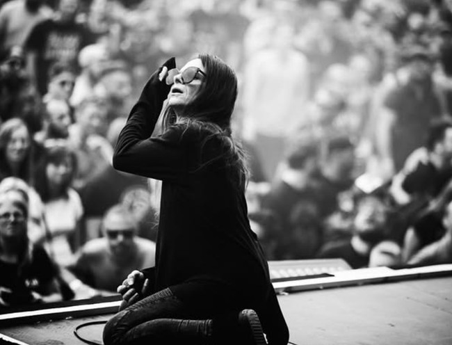 Mina, yang lahir dengan nama Keith Caputo pada Desember 1973, mulai mengidentifikasi dirinya sebagai wanita transgender pada 2008 dan secara terbuka menyatakan diri sebagai transgender pada 2011. Foto: dok. Instagram @minacaputo