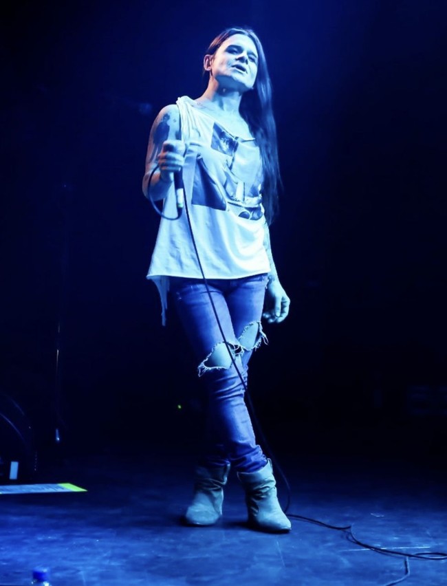 Mina Caputo mengaku mengalami disforia gender yang merupakan kondisi eseorang merasa ketidaksesuaian antara identitas gendernya dengan jenis kelamin biologisnya. Foto: dok. Instagram @minacaputo