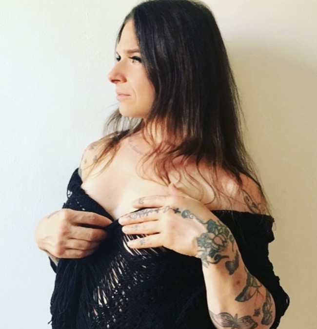 Ia juga menjelaskan bahwa keputusan ini dipengaruhi oleh refleksi mendalam terhadap identitas dirinya. Mina telah berhenti mengonsumsi obat hormon selama enam hingga tujuh tahun terakhir dan berencana untuk menghapus implan payudaranya. Ia berharap proses detransisinya dapat selesai pada Januari 2025. Foto: dok. Instagram @minacaputo