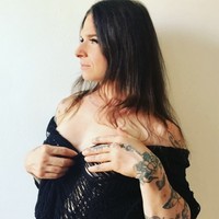 Ia juga menjelaskan bahwa keputusan ini dipengaruhi oleh refleksi mendalam terhadap identitas dirinya. Mina telah berhenti mengonsumsi obat hormon selama enam hingga tujuh tahun terakhir dan berencana untuk menghapus implan payudaranya. Ia berharap proses detransisinya dapat selesai pada Januari 2025. Foto: dok. Instagram @minacaputo