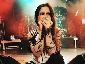 Kisah Rocker Alami Disforia Gender, Dari Transgender Kini Kembali Jadi Pria