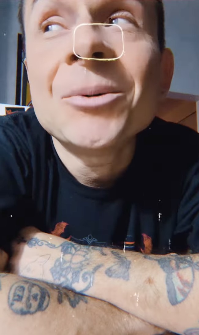 “Aku telah menyembuhkan disforia genderku. Butuh waktu bertahun-tahun untuk memahami diriku dan melampaui kesalahpahaman tentang jiwaku. Sekarang, aku siap untuk hidup sebagai pria yang penuh cinta,” ungkapnya di Instagram. Foto: dok. Instagram @minacaputo