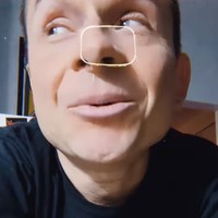 “Aku telah menyembuhkan disforia genderku. Butuh waktu bertahun-tahun untuk memahami diriku dan melampaui kesalahpahaman tentang jiwaku. Sekarang, aku siap untuk hidup sebagai pria yang penuh cinta,” ungkapnya di Instagram. Foto: dok. Instagram @minacaputo