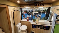 Layaknya rumah, campervan ini juga dilengkapi dengan dapur mini, termasuk juga toilet. Foto: Luthfi Anshori/detikOto