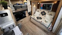 Kami mencari cara bagaimana supaya jalannya enak, mobilitasnya enak, tapi pas buat tidur tetap nyaman. Maka solusinya adalah kabin yang expandable, tambah John sembari bilang bahwa teknologi expandable di campervan ini harganya masih tergolong mahal, hingga tembus Rp 80 juta. Foto: Luthfi Anshori/detikOto