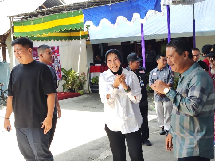 Momen Bupati Sri Mulyani Nyoblos Bareng Keluarga di TPS 5 Cawas