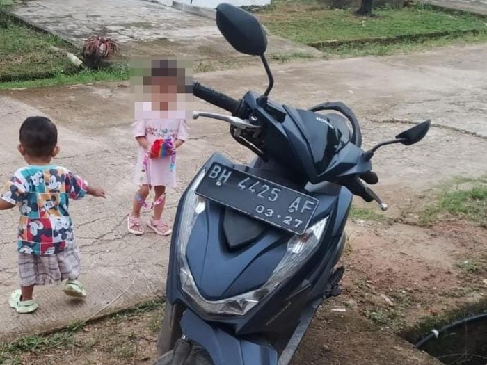 Malangnya nasib Suhadi (31), linmas kelompok penyelenggara pemungutan suara (KPPS) TPS 07, Kelurahan Kenali Asam Bawah, Kecamatan Kota Baru, Kota Jambi. Sepeda motornya hilang dicuri saat mempersiapkan logistik pencoblosan.