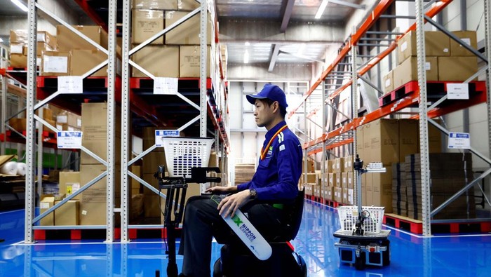 Nippon Express Luncurkan Sistem Robotik di Tengah Kekurangan Tenaga Kerja Jepang Nippon Express (NX) demonstrates a robotic storage system called 'AutoStore' at the NX Auto Logistics Facility, which enables senior citizens and people with disabilities to handle the work amid an acute labour shortage in Japan, during a media tour in Tokyo, Japan November 28, 2024. REUTERS/Issei Kato