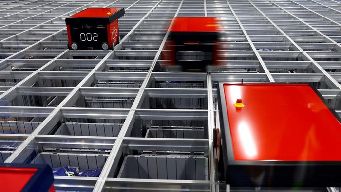 Nippon Express Luncurkan Sistem Robotik di Tengah Kekurangan Tenaga Kerja Jepang Nippon Express (NX) demonstrates a robotic storage system called 'AutoStore' at the NX Auto Logistics Facility, which enables senior citizens and people with disabilities to handle the work amid an acute labour shortage in Japan, during a media tour in Tokyo, Japan November 28, 2024. REUTERS/Issei Kato