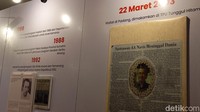 Pameran ditutup dengan surat kabar yang mengumumkan tutup usianya sastrawan berdarah Minang itu. Sastrawan AA Navis Meninggal Dunia, tulis surat kabar yang diterbitkan di Padang pada 22 Maret 2003. Foto: Nikita Rosa/detikEdu