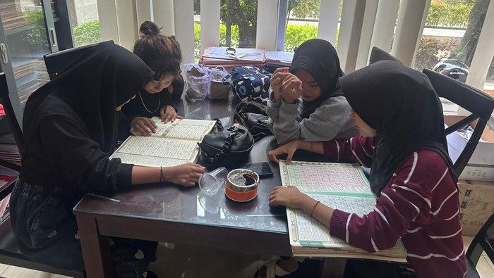 Para pelaku bullying di Gresik membaca Al Quran di Ruang penyidik Polres Gresik.