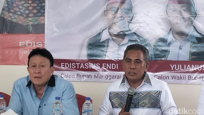 Pasangan calon bupati-wakil bupati Manggarai Barat nomor urut 2, Edistasius Endi-Yulianus Weng (Edi-Weng), saat mendeklarasikan kemenangan di Pilbup Manggarai Barat, Kamis (28/11/2024). (Foto: Ambrosius Ardin/detikBali)