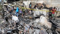 Sejumlah warga melakukan penyiraman sisa kebakaran rumah yang masih berasap pascakebakaran di Jalan Administrasi II, Tanah Abang, Jakarta, Kamis (28/11/2024). 