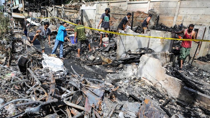 Sejumlah warga melihat rumah yang terdampak kebakaran di Jalan Administrasi II, Tanah Abang, Jakarta, Kamis (28/11/2024). Suku Dinas Kebakaran dan Penyelamatan (Sudin Gulkarmat) Jakarta Pusat menyatakan sebanyak 15 kepala keluarga terdampak kebakaran yang diduga akibat arus pendek listrik. ANTARA FOTO/Asprilla Dwi Adha/YU