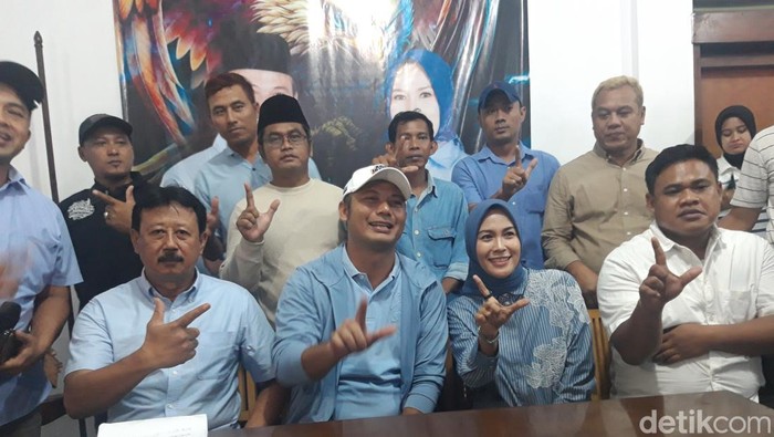 Paslon, Agus Irawan - Dwi Fajar Nirwana dan tim pemenangan saat mengumumkan kemenangannya, Rabu (27/11/2024) malam