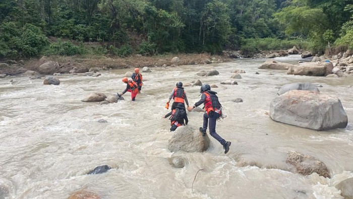 Pelajar SMK Negeri 2 Lahat, Alfalah (15) dilaporkan hilang saat mandi bersama temannya di objek wisata Air Terjun Grand Canyon Pulau Pinang, Desa Pulau Pinang, Kabupaten Lahat. Tim SAR gabungan masih melakukan pencarian terhdap korban.