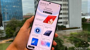 Layar iQOO 13 berukuran 6,78 inch 2K, BOE Q10 LTPO AMOLED, variable refresh rate 144Hz, 1.07 miliar warna. Foto: detikINET/ Rizqy Nur Amalia