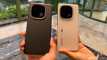 Selain warna Alpha (hitam), iQOO 13 juga tersedia dalam warna Legend atau putih. Foto: detikINET/ Rizqy Nur Amalia