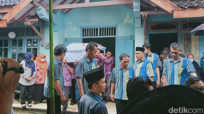 Pemakaman anggota PPS Klaten yang meninggal kecelakaan usai antar kotak suara, Kamis (28/11/2024).