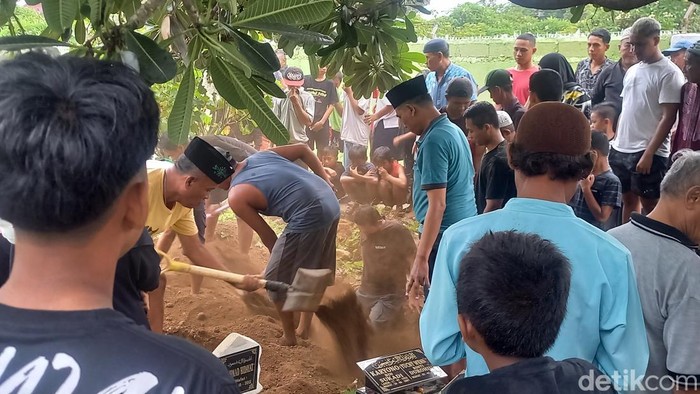 Suasana pemakaman petugas TPS di Buleleng, Kamis (28/11/2024). (Made Wijaya Kusuma/detikBali)