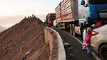 Penambang Blokir Jalan, Kendaraan Mengular Panjang di Pegunungan