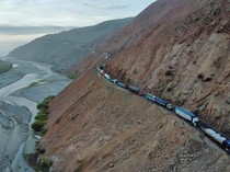 Penambang Blokir Jalan, Kendaraan Mengular Panjang di Pegunungan