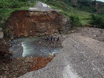 Penampakan Akses Jalan Terputus Akibat Longsor di Hambalang Bogor