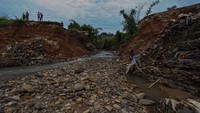 Jembatan di Jalan Puncak 2 penghubung Desa Hambalang Kecamatan Citeureup, dan Desa Babakan Madang Kecamatan Babakan Madang tersebut longsor dan ambruk. 