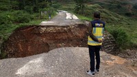 Ambruknya jembatan tersebut akibat terbawa arus sungai karena hujan deras pada Rabu (27/11) sehingga akses jalan tersebut putus.