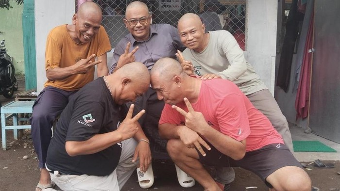 Pendukung Gus Haris-Lora Fahmi foto bareng usai bersama-sama cukur plontos.