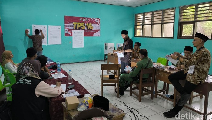 Penghitungan suara Pilbup Gresik di TPS 16 Randuagung.