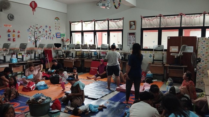 Pengungsian warga terdampak banjir di Kebon Pala, Kampung Melayu, Jatinegara, Jakarta Timur