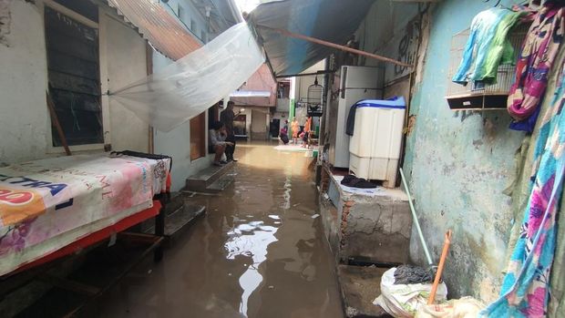 Pengungsian warga terdampak banjir di Kebon Pala, Kampung Melayu, Jatinegara, Jakarta Timur