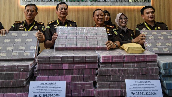 Petugas membawa barang bukti sitaan berupa uang pada tahap II penyerahan tersangka dan barang bukti di kantor Kejaksaan Tinggi (Kejati) Provinsi Sumatera Selatan, Palembang, Sumatera Selatan, Kamis (28/11/2024). Kejati Sumatera Selatan menyita barang bukti uang senilai Rp22,5 miliar dari tersangka Direktur Utama PT Parentjana Djaja Bambang Hariyadi Wikanta yang merupakan tersangka dugaan tindak pidana korupsi pembangunan prasarana Light Rail Transit (LRT) Sumatera Selatan pada satuan kerja pengembangan, peningkatan dan perawatan prasarana perekeretaapian Kementerian Perhubungan tahun anggaran 2016-2020. ANTARA FOTO/Nova Wahyudi/Spt.