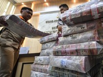 Ini Tumpukan Uang Barang Bukti Kasus Korupsi LRT di Palembang