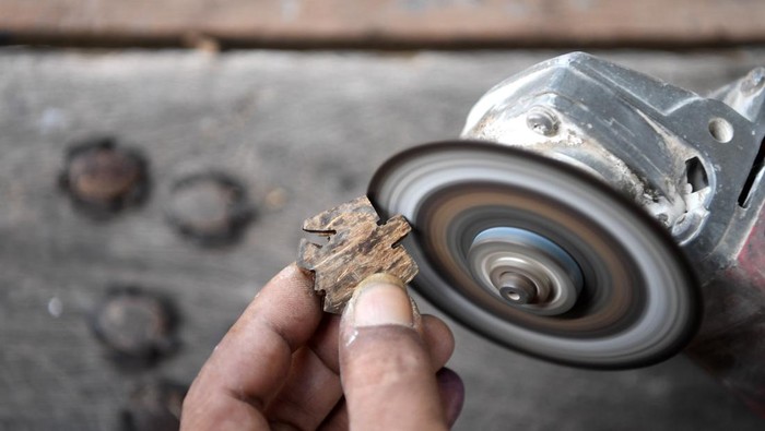 Perajin menunjukkan liontin kalung yang berbahan dasar batok kelapa di Pulau Maratua, Berau, Kalimantan Timur, Rabu (27/11/2024). Kerajinan seharga Rp20 ribu hingga Rp35 ribu per buah yang telah diekspor hingga Ceko tersebut merupakan bagian dari program ekonomi biru hasil pendampingan Yayasan Konservasi Alam Nusantara (YKAN) pada Kelompok Sadar Wisata (Pokdarwis) Teluk Harapan. ANTARA FOTO/M Risyal Hidayat/nym.