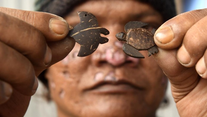 Perajin menunjukkan liontin kalung yang berbahan dasar batok kelapa di Pulau Maratua, Berau, Kalimantan Timur, Rabu (27/11/2024). Kerajinan seharga Rp20 ribu hingga Rp35 ribu per buah yang telah diekspor hingga Ceko tersebut merupakan bagian dari program ekonomi biru hasil pendampingan Yayasan Konservasi Alam Nusantara (YKAN) pada Kelompok Sadar Wisata (Pokdarwis) Teluk Harapan. ANTARA FOTO/M Risyal Hidayat/nym.