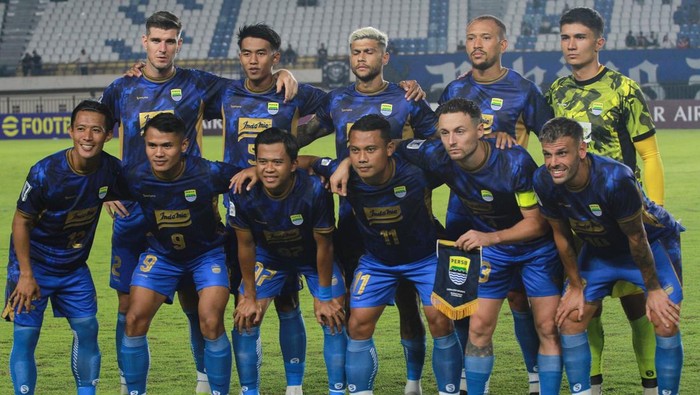BANDUNG, WEST JAVA, INDONESIA - 2024/10/24: Persib Bandung line up during the AFC Champions League Two football match between Lion City Sailors FC and Persib Bandung FC at Si Jalak Harupat Stadium. Final score: Lion City Sailors 1 : 1 Persib Bandung. (Photo by Algi Febri Sugita/SOPA Images/LightRocket via Getty Images)